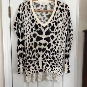 John + Jenn Stylish Black and White pullover Sweater